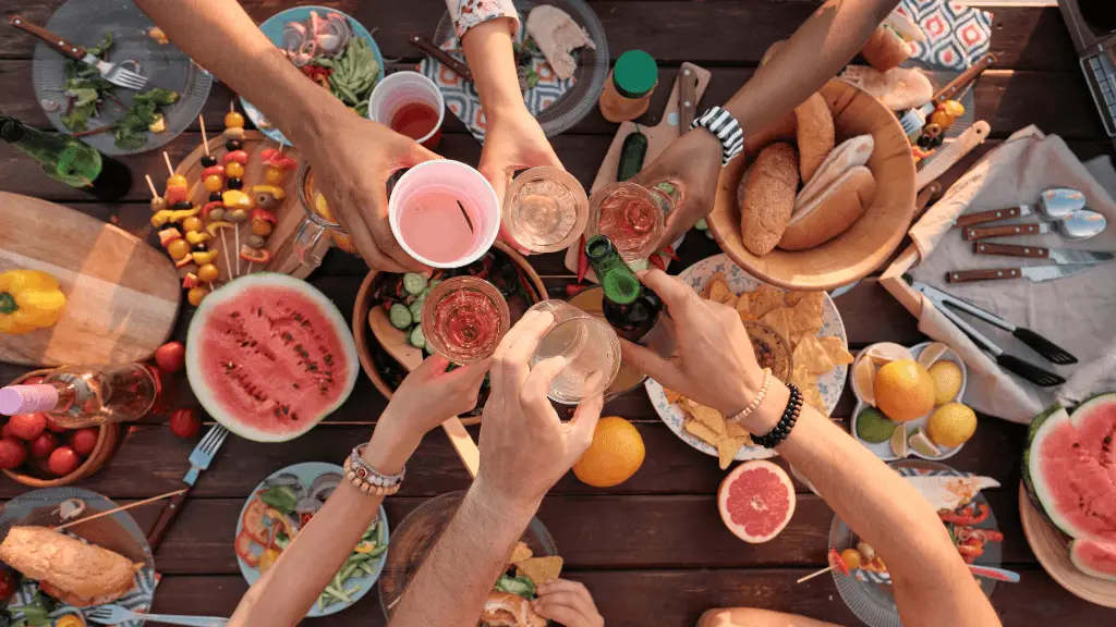 Make sure you have plenty of the necessities on hand before your guests arrive. Don't make them eat with their hands! Have plenty of dishes, cutlery, napkins and more on your cookout checklist.